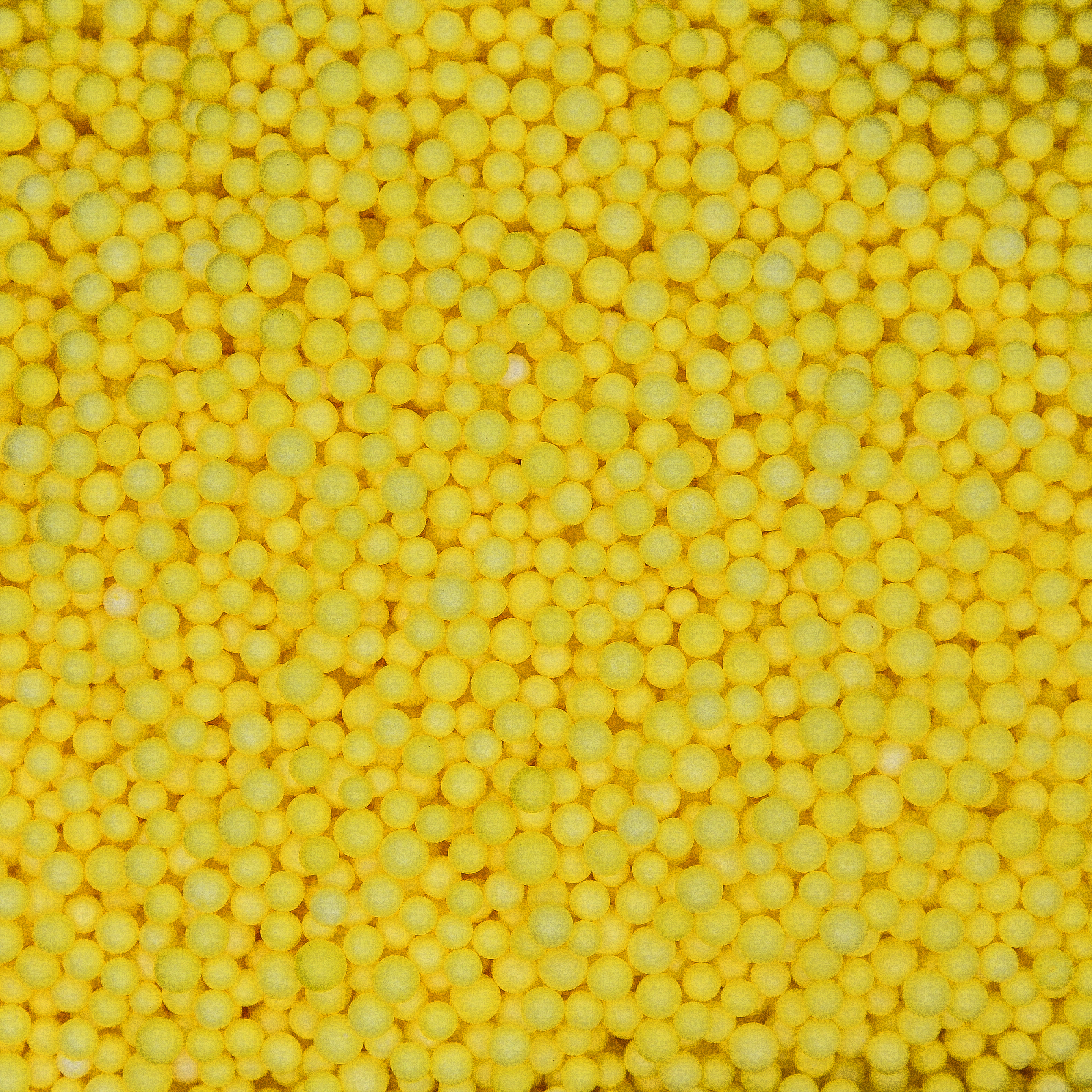 Желтые пенопластовые шарики